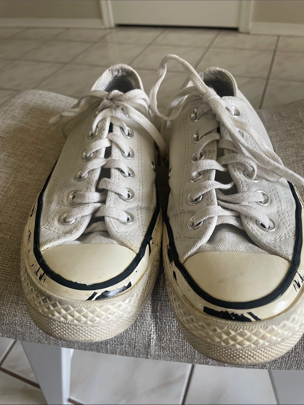 Classic White Canvas Low-Top Sneakers - Casual Everyday Style